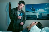 Tatort – Peter Faber (Jörg Hartmann, links) fragt den verletzten Tom Heinrich (Roberto Capasso), ob er Mike kennt.