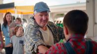 Coco Farm – Nach vielen Anlaufschwierigkeiten wird die „Coco Farm“ letztlich ein Erfolg. Und nicht nur das. Auch Raymond (Benoît Brière, 2. von rechts), findet durch das Projekt wieder zu sich selbst – und zu seiner Familie.
