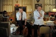 The Kennedys – Bobby Kennedy (Barry Pepper, l) und Jack Kennedy (Greg Kinnear)