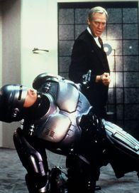 RoboCop – Feinde: Peter Weller als RoboCop, Ronny Cox als SCI-Chef Jones (Copyright SRF)