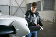 Mayday - Alarm im Cockpit – REENACTMENT - Paul Walker (gespielt von Luke Marty) sieht sich ein Flugzeug im Hangar des Quincy Regional Airport an.