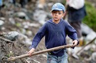 Rodolfos Traum - Eine Schule in den Anden – Die Kinder in der Region arbeiten schon früh mit auf dem Feld.