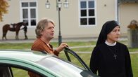 Um Himmels Willen – Schwester Hanna (Janina Hartwig, r.) hat versprochen, Thomas Lederer (Jörg Witte, l.) zu helfen.