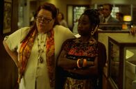 Erin Brockovich – Sind von Erin Brockovichs Einsatz total überrascht: Brenda (Conchata Ferrell, l.) und Anna (Adilah Barnes, r.) ...