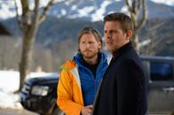 Die Bergretter – Lorenz König (Steffen Groth, r.) bringt erschütternde Neuigkeiten für Markus Kofler (Sebastian Ströbel, l.).