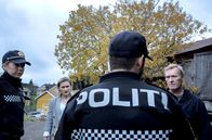 Kommissar Wisting – Wisting (Sven Nordin, re.) wird vor den Augen seiner Tochter Line (Thea Green Lundberg) festgenommen.