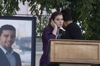 Detective Laura Diamond – Ein ermordetes Wunderkind: Auf der Beerdigung des genialen Millionärs Zac versucht Laura (Debra Messing), den Täter aufzuspüren ...