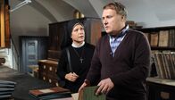 Um Himmels Willen – Schwester Hanna (Janina Hartwig, l.) stößt mit ihren Fragen zu Familie Rosenberg im Gemeindearchiv bei Rainer Breitner (Christian Gaul, r.) auf Widerstand.