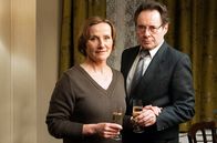 Weissensee – Marlene (Ruth Reinecke, l.) und Hans (Uwe Kockisch, r.) sind gerührt - ihr Sohn Falk hat vom Mfs das Haus, in dem die Familie lebt, gekauft.