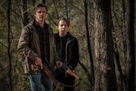 Reckoning – L-R: Leo Doyle (Sam Trammell) und Paxton Doyle (Ed Oxenbould)