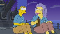 Die Simpsons – Marge (l.); Sarah (r.)