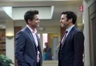 The Grinder - immer im Recht – Noch ahnt Stewart (Fred Savage, r.) nicht, dass sein Vorschlag, Dean (Rob Lowe, l.) solle doch eine Therapie machen, nach hinten losgeht und er mit seiner Familie plötzlich analysiert wird ...