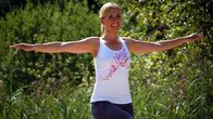 Tele-Gym – Die Fitness-Expertin Nina Winkler hat nach neuen sportwissenschaftlichen Erkenntnissen die besten Übungen für eine Traumfigur zusammengestellt. Die acht intensiven Übungseinheiten trainieren nicht nur die Muskeln, sondern heizen gleichzeitig den Stoffwechsel und die Fettverbrennung richtig an. Dabei schmelzen die Pölsterchen, und Bauch, Beine und Po werden intensiv in Form gebracht.