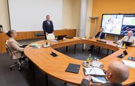 In aller Freundschaft – Dr. Roland Heilmann (Thomas Rühmann, mi.) versucht beim AVDGK - Allgemeiner Verband Deutscher Gesetzlicher Krankenkassen - eine Finanzierung für die zweite Behandlung seiner kleinen Patientin Feli Heller zu bekommen.
