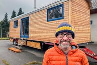 SRF DOK: Tiny Houses - Traum oder Hype? – SRF DOK Tiny Houses – Traum oder Hype? Folge 2 Christian Gerber hat sein Tinyhouse auf Rädern selbst gebaut 2024 Copyright: SRF