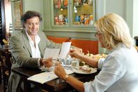 Donna Roma – Marcellos (Luca Barbareschi) Köchin hat das Handtuch geworfen. Er und Friederike (Jutta Speidel) müssen sich außer Haus verpflegen.