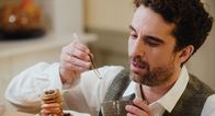 Das Fest der Liebe – Alexander (Oliver Wnuk) will Weihnachten mit seinen selbstgemachten Macarons retten.