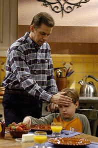 Two and a Half Men – Alan (Jon Cryer, l.) organisiert für seinen Sohn Jake (Angust T. Jones, r.) einen Tag in Disneyland, um ihm die Trennung von seiner Mutter schmackhaft zu machen, doch dann kommt alles ganz anders ...