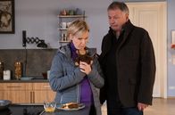In aller Freundschaft – Roland (Thomas Rühmann) steht seiner Freundin und Kollegin Kathrin (Andrea Kathrin Loewig) bei, als sie zu Hause Sachen für den Klinikaufenthalt ihrer Tochter zusammensucht.