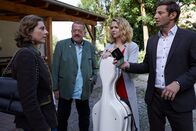 Die Rosenheim-Cops – Die Kommissare Hofer (Joseph Hannesschläger, 2.v.l.) und Hansen (Igor Jeftic, r.) sprechen am Tatort mit der Ehefrau des Opfers, Simone Brandtner (Julia Eder, l.) und Anne Birkmeier (Sigrid Spörk, 2.v.r.), die den Toten gefunden hat.
