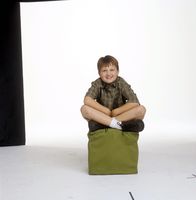 Two and a Half Men – (1. Staffel) - Nachdem sich seine Eltern getrennt haben, lebt Jake (Angus T. Jones) mit seinem Vater und Onkel unter einem Dach. Keine leichte Situation ...