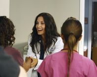 Scrubs - Die Anfänger – Dr. Taylor Maddox (Courteney Cox) ist die neue Chefin vom Sacred Heart und ersetzt damit Dr. Kelso ...
