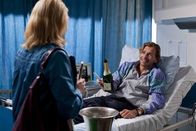 Danni Lowinski – Danni (Annette Frier, l.) hat einen neuen Mandanten. Jens Plesse (Tonio Arango, r.) betreibt aus dem Krankenbett heraus ein blühendes Geschäft mit Sportwetten, was ihm Oberarzt Dr. Meier verbieten will. Danni ist dagegen anderer Meinung und vertritt Plesse vor Gericht ...