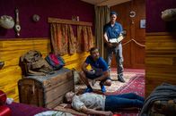 SOKO Stuttgart – Ein Wochenendausflug auf dem Neckar entpuppt sich für Rechtsmediziner Dr. Benedikt Förster (Florian Wünsche, M.) und Kollegen als Kriminalfall: Ein Passagier wird tot in einer Kajüte des Ausflugsschiff aufgefunden. Matrose Sören Maiwald (David Bredin, r.) hat die Leiche gefunden, bestreitet aber jegliche Beziehungen zu dem Toten.