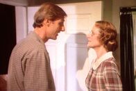 Unsere kleine Farm – Harve Miller (James Cromwell, l.) hat bei der Lehrerin Miss Wilder (Lucy Lee Flippin, r.) gelernt, ernste Gespräche zu führen.