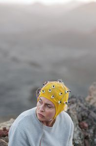 Maret – Der Eingriff, den Neurochirurgin Dr. Moore plant, macht Maret (Susanne Wolff) Angst. Soll sie zustimmen oder nicht?
