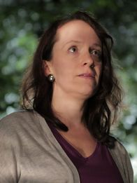 Evil - Gesichter des Bösen – Lori looks into the distance.