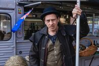 SOKO Hamburg – Der Markstandbetreiber James Robinson (Milton Welsh) hatte angeblich einen lautstarken Streit mit dem Opfer und gerät unter Verdacht.
