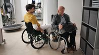 Die Eifelpraxis – Physiotherapeut Djamal (Harun Yildirim, l.) möchte Chris (Simon Schwarz) von der Studie überzeugen.