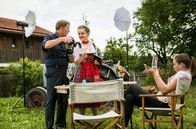 Hubert und Staller – Der Fotograf Benedikt Bär (Axel Röhrle, links) ist begeistert von Lena Winter (Klara Deutschmann, Mitte). Emily Müller (Chiara von Galli, rechts) ist hingegen misstrauisch.