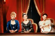 Zeit der Unschuld – Ellen Olenska (Michelle Pfeiffer, l.), Mrs. Welland (Geraldine Chaplin, M.) und May Welland (Winona Ryder, r.) amüsieren sich in der Oper ...
