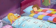 Lauras Stern – Laura freut sich darüber, dass auch ihre Ferienfreundin Alwine einen Teddy als Kuscheltier besitzt.