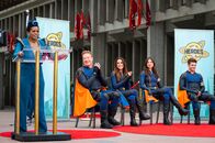 Kampf der Thundermans – L-R: Super President Kickbutt (Daniele Gaither), Chris Tallman als Hank, Rosa Blasi als Barb, Kira Kosarin als Phoebe und Jack Griffo als Max .