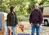 Young Sheldon – Georgie Cooper (Montana Jordan, l.); Dale Ballard (Craig T. Nelson, r.)