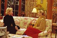 Friends – Phoebe (Lisa Kudrow, r.) versucht, sich bei der Ehefrau von Sting (Trudie Styler, l.) anzubiedern, um noch Karten für ein Konzert des Sängers zu bekommen.