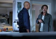 Lethal Weapon – Murtaughs (Damon Wayans, l.) Weihnachtsurlaub auf Hawaii platzt, als Riggs (Clayne Crawford, r.) ihn wegen der Aufklärung eines Mordes an einem alten Freund zur Hilfe ruft ...