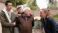 Rentnercops – Vicky (Katja Danowski, r.), Edwin (Tilo Prückner, 2.v.l.) und Hui Ko (Aaron Le, l.) nehmen den "Stecher" (Jochen Stern, 2.v.r.) fest. Hat der ehemaliger Zuhälter Erna Renner auf dem Gewissen?