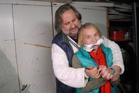 Die Pfefferkörner – Jessi (Martha Fries) wird vom Bootsinhaber Stefan Willmer (Andreas Windhuis) gefesselt.