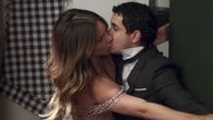 Scorpion – Als Paige (Katharine McPhee, l.) und Walter (Elyes Gabel, r.) zu der Hochzeit von Happy und Toby nach der Entlassung das erste Mal aufeinandertreffen, sorgt das für einige Probleme ...