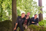 Die Rosenheim-Cops – Polizist Mohr (Max Müller, l.) zeigt den Kollegen Stadler (Dieter Fischer, M.) und Bach (Patrick Kalupa, r.) die Position, von der der tödliche Schuss abgegeben wurde.