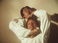 Agentin mit Herz – Lee (Bruce Boxleitner, vorne) beim Karate-Training mit Stanley Chow (Keone Young, hinten) ...