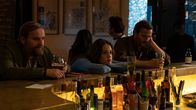 Unit 42 – Bob Franck (Tom Audenaert, l.), Billie Vebber (Constance Gay, M.) und Samuel Leroy (Patrick Ridremont, r.) trauern um ihren Kollegen Nassim.