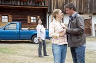 Der Bergdoktor – Lisbeth (Monika Baumgartner, l.) ist noch skeptisch, ob es gut ist, dass Anne (Ines Lutz, M.) und Martin (Hans Sigl, r.) nun gemeinsam auf dem Gruberhof wohnen.