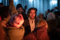 Years and Years – Viktor Goraya (Maxim Baldry) besucht ein Party, die nach einer Demo steigt.