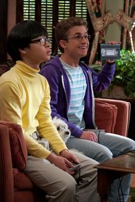 The Goldbergs – (v.li.) Kenny Ridwan (Dave Kim), Sean Giambrone (Adam Goldberg).