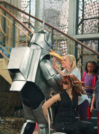 Jessie – (v.li.) Debby Ryan (Jessie Prescott), Peyton List (Emma Ross).